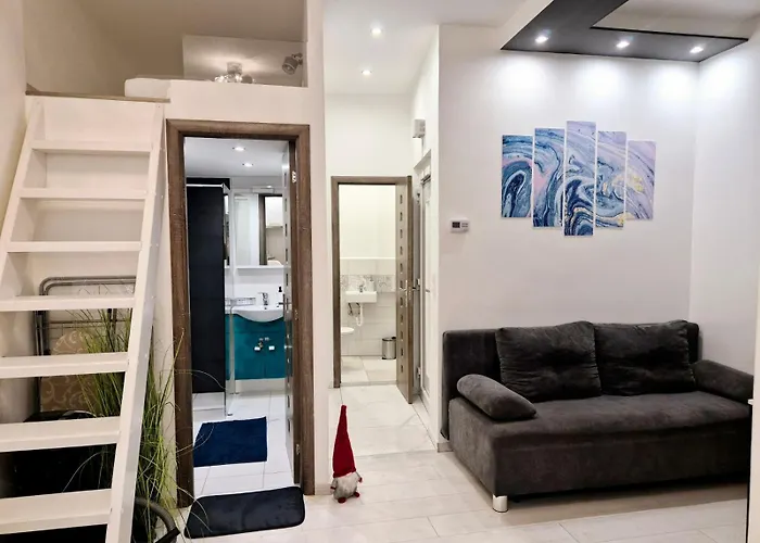 Chic Home In The Party District