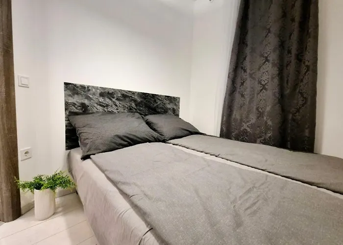 Chic Home In The Party District