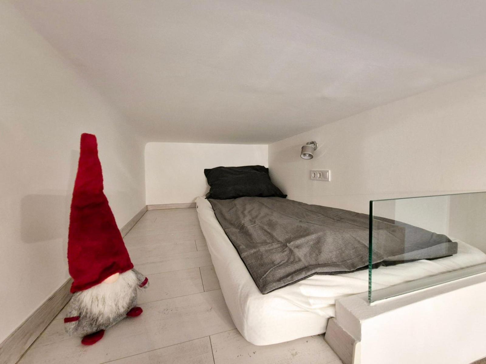 Chic In The Party District Apartament *